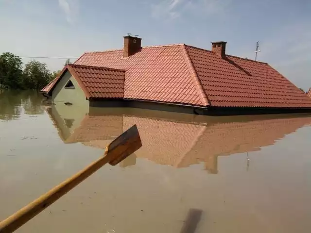 W wyniku dwóch fal powodziowych tysiące mieszkańców  straciło nad głową i dorobek całego życia.