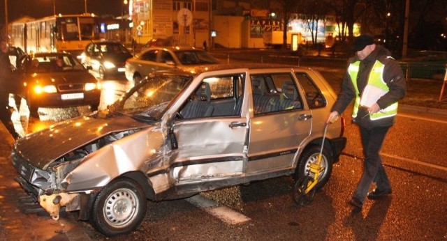 Fiat uno pokonał siatki rozgradzające jezdnie i zatrzymał ruch na prawym pasie Czarnowskiej w kierunku centrum.