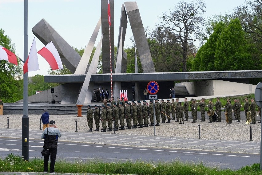 Przy pomniku Armii Poznań odbyły się garnizonowe uroczyste...