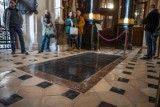 Kraków. W katedrze na Wawelu konserwatorzy i badacze remontują posadzkę i zaglądają pod nią. Co znaleziono?