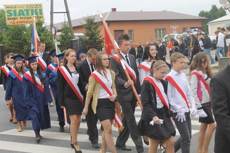 Po mszy społeczność szkolna przeszła ulicami Wyszkowa na...