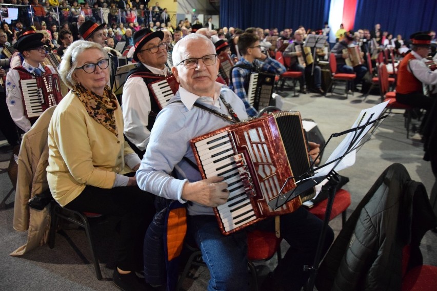 Próba bicia rekordu Polski w jednoczesnej grze na akordeonach w Gniewinie