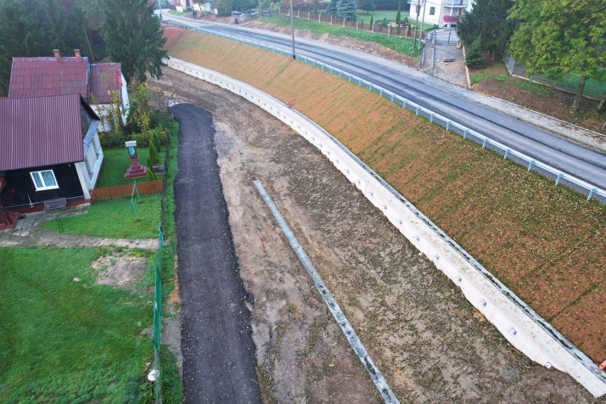 Stabilizacja osuwiska i nowy chodnik przy drodze powiatowej w Podolu [ZDJĘCIA, WIDEO]