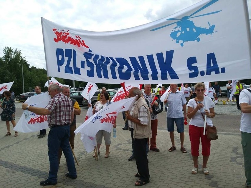 Pikieta pod Azotami w Puławach. Związkowcy stanęli w obronie zwolnionego kolegi (ZDJĘCIA) 