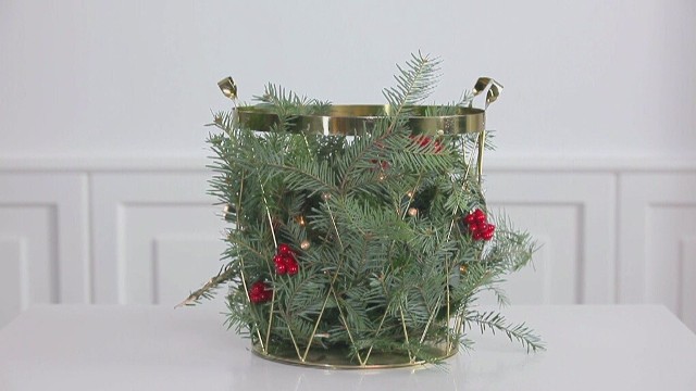 Świąteczna dekoracja z drucianego koszaPomysły na udekorowanie domu na Boże Narodzenie (WIDEO)