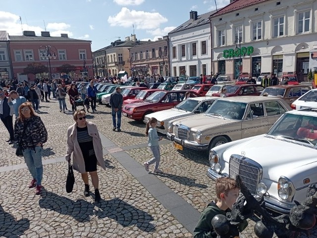 Ubiegłoroczne rozpoczęcie sezonu samochodów klasycznych przyciągnęło tłumy wielbicieli dawnej motoryzacji z całego województwa