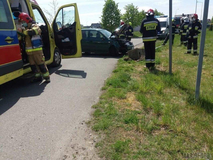 W Dobrzeniu Wielkim volkswagen uderzył w słup.