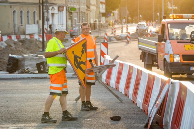 Przed weekendem wykonawca rozpoczął kolejny etap prac w ramach rozbudowy ul. Kujawskiej