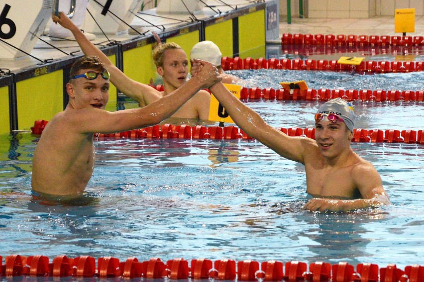 Pływanie. Czternaście medali Unii Oświęcim w mistrzostwach Polski juniorów 15-letnich. Do kraula trzeba dwojga [ZDJĘCIA]