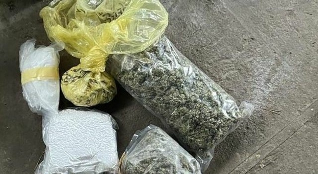 Funkcjonariusze zabezpieczyli prawie 4,5 kilograma narkotyków, a do tego wagi elektroniczne i 40 tysięcy złotych w gotówce.