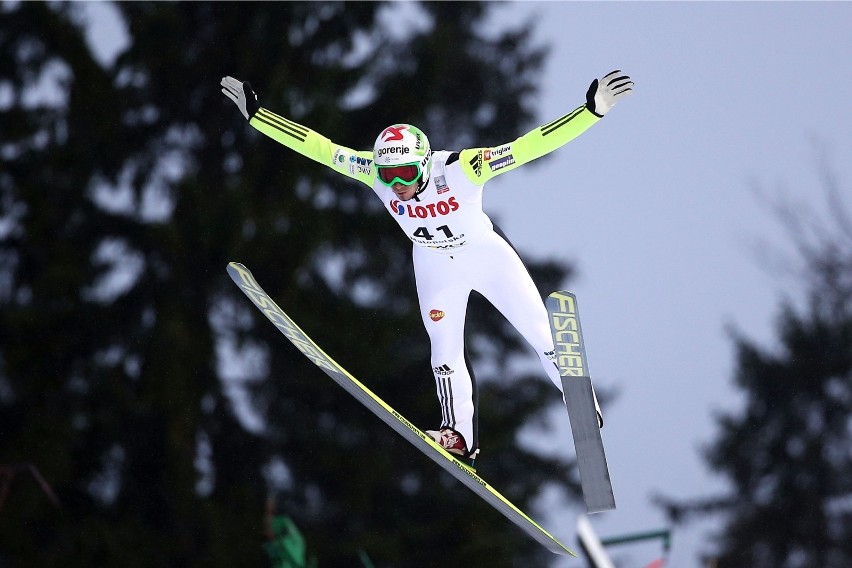 Skoki narciarskie bywają niebezpiecznym sportem.