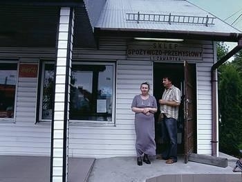 Lidia Zawartka wraz z mężem walczą o wstrzymanie inwestycji na działce położonej obok ich sklepu Fot. Magdalena Uchto