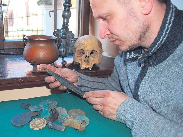Wszystkie cenne przedmioty odkryto podczas robót na terenie powiatu kamieńskiego. &#8211; W sezonie turystycznym będą wystawione u nas w muzeum &#8211; mówi Grzegorz Kurka z Muzeum Historii Ziemi Kamieńskiej