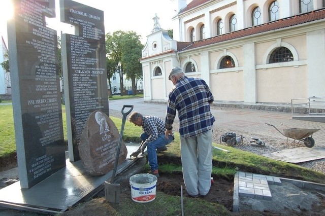 Okazały pomnik z listą ofiar przypominać ma mieszkańcom powiatu ich bliskich, którzy zginęli na Wschodzie