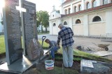 Nakło. Wznoszą pomnik przy Farze