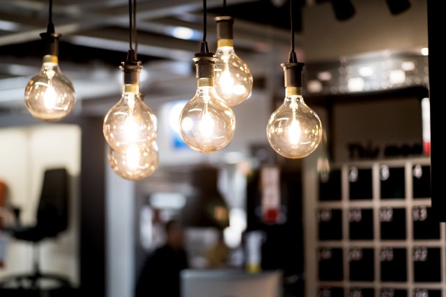W wielu gospodarstwach domowych używane jest przestarzałe oświetlenie, które to również mocno przyczynia się do wzrostu naszych rachunków za prąd.