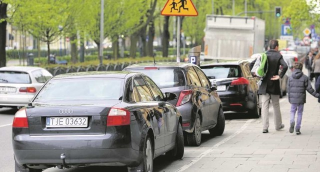 Dostosowanie chodników dla potrzeb pieszych będzie oznaczać likwidację kilku tysięcy miejsc postojowych