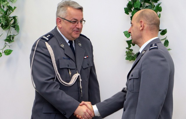 W Komendzie Miejskiej Policji w Grudziądzu odbyła się uroczysta zbiórka, podczas której pierwszy Zastępca Komendanta Miejskiego Policji w Grudziądzu – mł. insp. Tomasz Szczygieł pożegnał się z jednostką. 