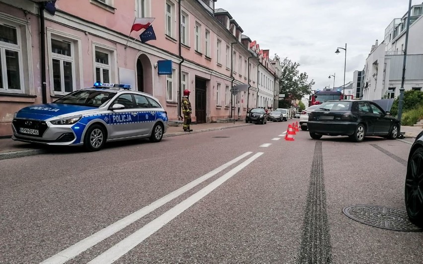 Białystok. Wypadek na ul. Warszawskiej. Zderzenie forda z audi. Jedna osoba trafiła do szpitala [ZDJĘCIA]