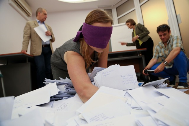 Ponad 6,6 tysiąca zgłoszeń nadeszło na pierwsze losowanie. Koperty utworzyły ogromny stos, z którego kolejno losowani byli zdobywcy nagród. Wczoraj mieliśmy już około 19 tysięcy kopert z kompletami kuponów.