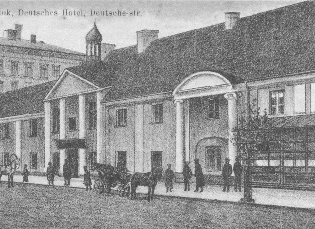 W okresie okupacji niemieckiej w latach 1915-1919 w budynku poklasztornym nadal działało Towarzystwo Dobroczynności. Jednym z głównych dzierżawców był nadal “Hotel Niemiecki” prowadzony przez rodzinę Eberlingów (źródło: Muzeum Historyczne w Białymstoku).