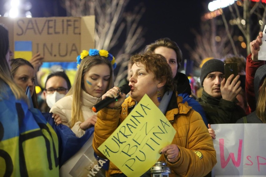 W czwartek, 24 lutego, tłumy pojawiły się na rynkach w...