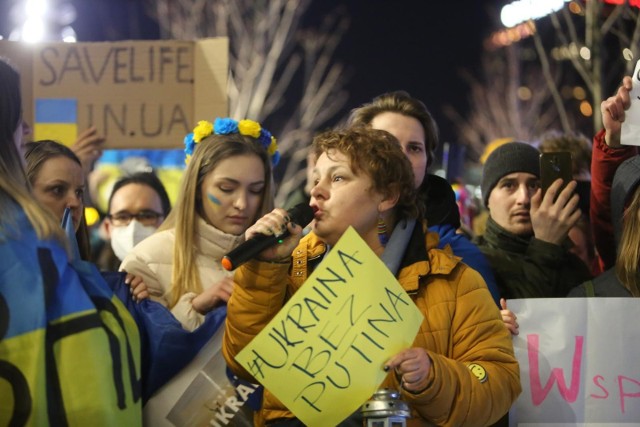 W czwartek, 24 lutego, tłumy pojawiły się na rynkach w Bytomiu, Gliwicach i Katowicach, aby okazać wsparcie zaatakowanej przez Rosję Ukrainie.Zobacz kolejne zdjęcia. Przesuwaj zdjęcia w prawo - naciśnij strzałkę lub przycisk NASTĘPNE