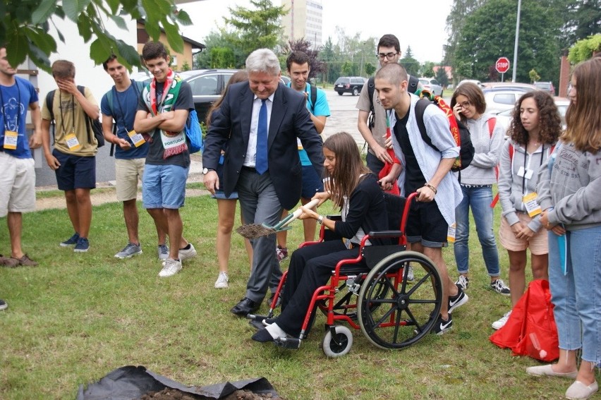Pielgrzymi na Światowe Dni Młodzieży na pamiątkę swojego pobytu w Chełmku zasadzili kasztanowca