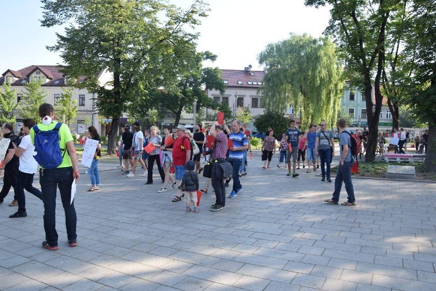 Około stu skawinian protestowało przeciw zatruwaniu...