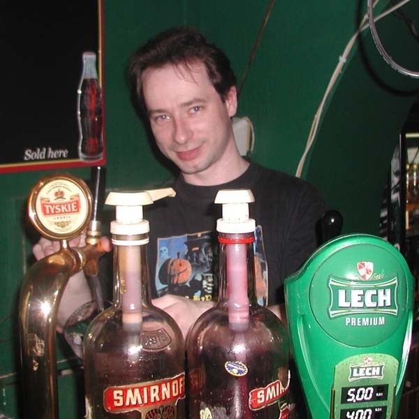 Tomasz barman podczas pracy