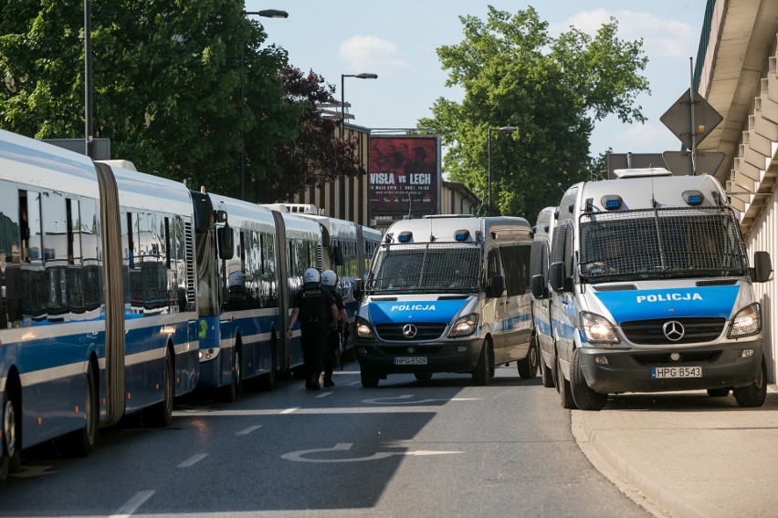 Wisła Kraków – Lech Poznań. Kibice „Kolejorza” przyjechali pociągiem specjalnym [ZDJĘCIA]