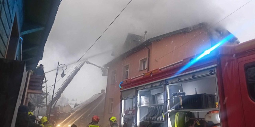 Kilkudziesięciu strażaków z PSP w Gorlicach i OSP z terenu...
