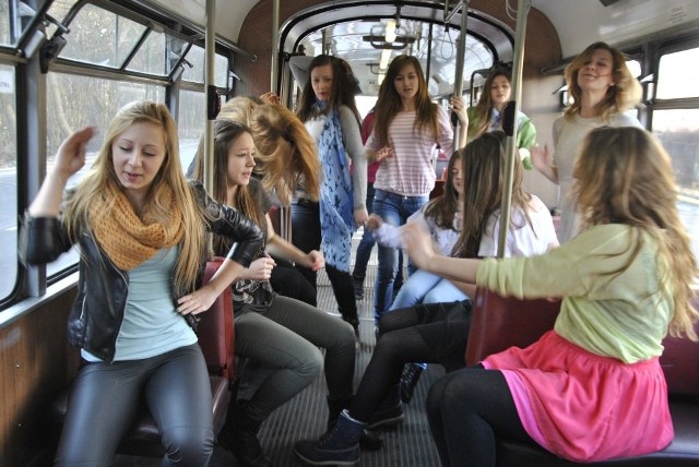 Dziewczyny z Grudziądzkiego Teatru Tańca dały czadu podczas kręcenia zdjęć do teledysku Pharrella Williamsa. W tramwaju
