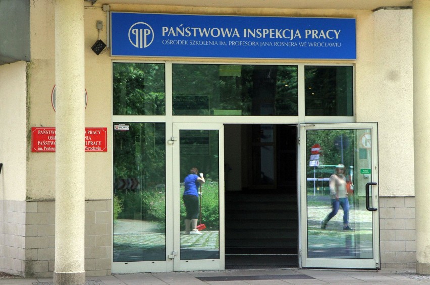 Pracownik może złożyć skargę do Państwowej Inspekcji Pracy.