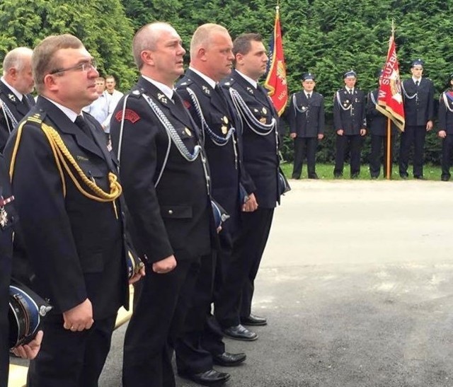 Na placu przed strażnicą wręczono medale, odznaczenia i dyplomy z podziękowaniami.