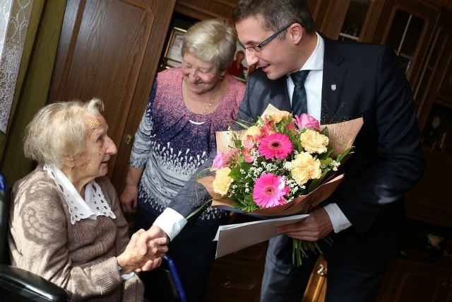 Dziś 105 lata kończy pani Jadwiga Zdrzałek z dzielnicy Zebrzydowice. Urodzinową wizytę dostojnej jubilatce złożył prezydent Rybnika Piotr Kuczera