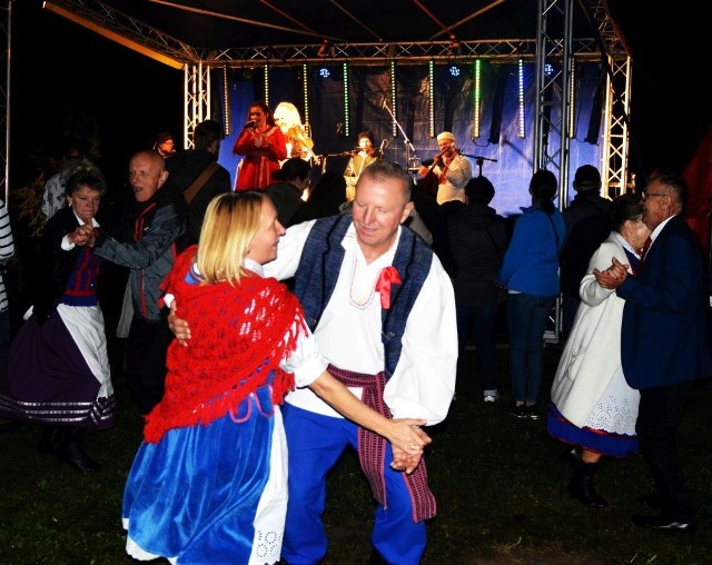 Podczas koncertu zespołu Łysa Góra w Mostkach wszyscy ruszyli do tańca.