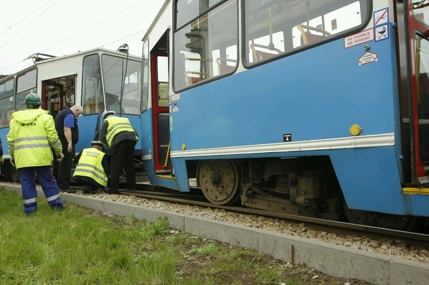 Wrocław: Tramwaj wykoleił się na pl. Społecznym. Były objazdy (ZDJĘCIA)