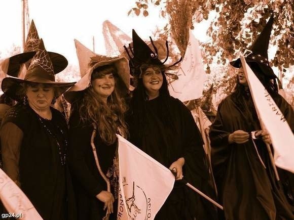 Współczesne czarownice ze Stowarzyszenia Kobiet Aktywnych Yes Sydonia podczas Zlotu Czarownic w Marianowie. Żartują z czarów, ale moc tych kobiet okazuje się dużo większa, niż można to racjonalnie wytłumaczyć.