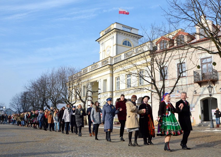 Maturzyści ze szkół średnich powiatu łowickiego zatańczą poloneza na Starym Rynku [ZDJĘCIA]