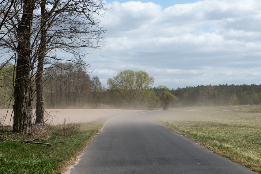 Sucho na polach, brakuje wody w rzekach, wysychają jeziora....