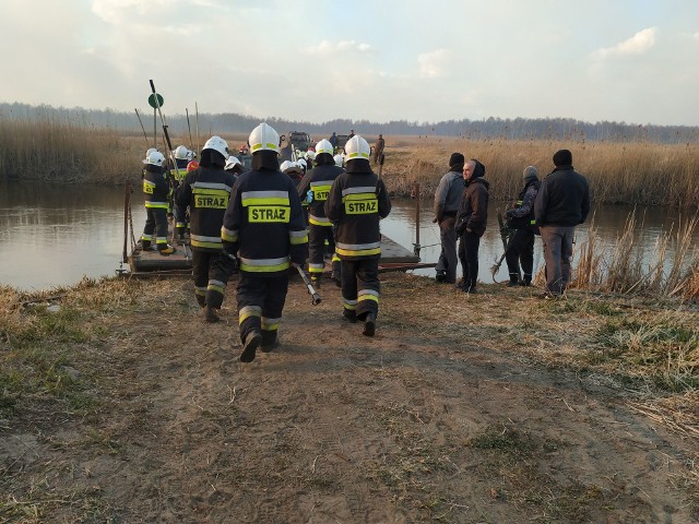 Strażacy ochotnicy gasili płonący Biebrzański Park Narodowy