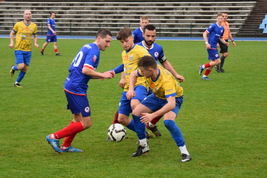 Grała Hummel 4. Liga. Remis w derbach Ponidzia, Góral zaskoczył Pogoń, remis Staru z Granatem. Wierna znowu zanotowała strzelecki rekord