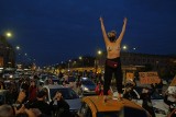 "Ślad". Karolina Micuła rozebrała się na Strajku Kobiet! Aktorka z nagim biustem protestowała na dachu samochodu
