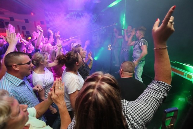 To była uczta muzyczna dla miłośników polskiej muzyki tanecznej. W piątek w polickim Champions Club odbyła się Disco Polo Night. Gwiazdą wieczoru był zespół After Party. Na imprezie bawiły się tłumy mieszkańców.
