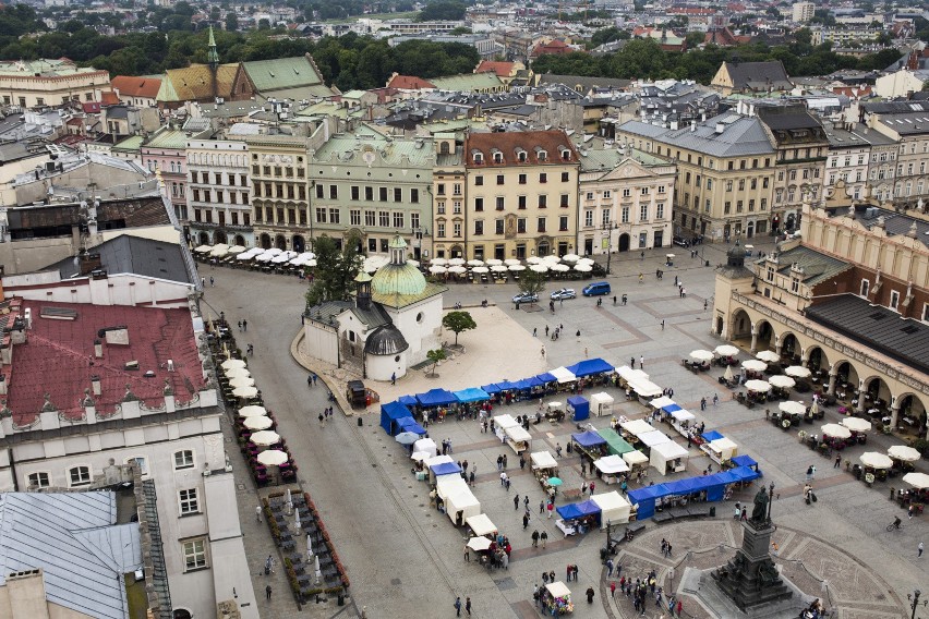 Adam Mickiewicz stoi na Rynku Głównym w Krakowie już 120 lat
