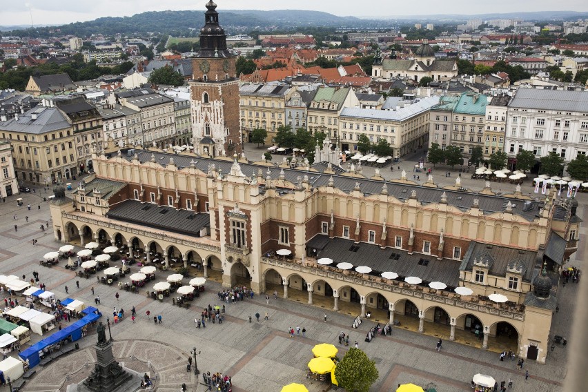 Adam Mickiewicz stoi na Rynku Głównym w Krakowie już 120 lat