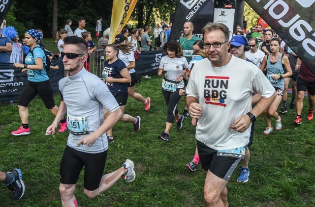 W piątek w Bydgoszczy rozegrano kolejne zawody z cyklu CITY TRAIL onTour. Biegacze rywalizowali na dystansie 5 km w Myślęcinku, a meta znajdowała się na polanie Różopole. W zawodach wzięły udział także dzieci, które - w zależności od wieku - rywalizowały na dystansach 300 m, 600 m, 1 i 2 km. Każdy biegacz otrzymał na mecie pamiątkowy medal, a najlepsi zostali nagrodzeni po zakończeniu rywalizacji. Na mecie na każdego czekał bufet z wodą, napojem regeneracyjnym, owocami i słodkimi przekąskami. FLESZ: Autostrady, bramki, systemy płatności - jak ominąć korki?