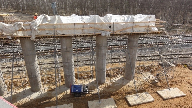 Na betonowych podporach spoczną belki nowego wiaduktu na...
