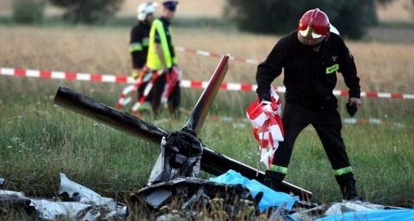 Specjaliści z Państwowej Komisji Badania Wypadków Lotniczych zbadają szczątki awionetki, po czym ustalą przyczyny katastrofy.